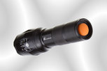 LED Zoom-Taschenlampe - Moobibear MB-FLMD008 - 600 Lumen - max. Leuchtweite 180 Meter - 134 g (o. Batt) - Länge:135,9 mm - Funktion: Weiss-Licht und UV-Licht - 3x AAA Bat (1,5V) oder 1x LI-ION Akku